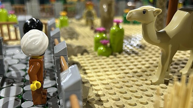 Luk� Jurczek do sv� zoo schov�v� des�tky hrav�ch detail�. U dromed�ra tak na n�v�t�vn�ky �ek� figurka v orient�ln�m oble�en�.