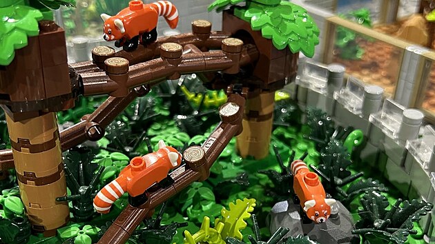 Vz�cn� pandy �erven�. Luk� Jurczek ve sv� zoo shrom�dil i zv��ata, kter� se v b�n�ch stavebnic�ch t�m�� nevyskytuj�. Pro sv� obl�bence vytvo�il �lenit� v�b�h pln� strom� a prol�za�ek.