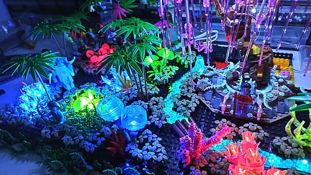 Lego, kter� sv�t�. Luk� Jurczek vdechl sv�tu z filmu Avatar �ivot pomoc� LED diod a optick�ch vl�ken. Podom�cku upraven� osv�tlen� vytv��� v dom�c� d�ln� dokonalou iluzi bioluminiscen�n� d�ungle Pandory.
