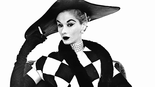 Modelka Lisa Fonssagrivesov�-Pennov� na fotografii v �asopisu Vogue z roku 1950