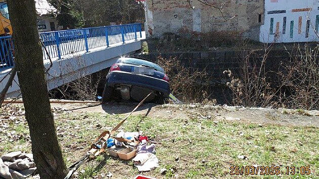 Senior v Chomutov� nezvl�dl ��zen� a skon�il v koryt� �eky Chomutovky. (26. b�ezna 2026) 