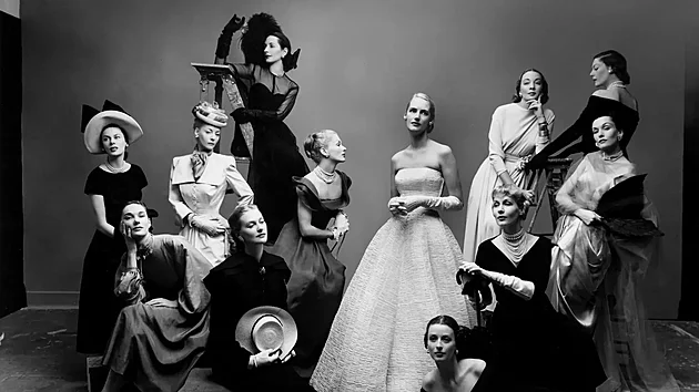 Fotografie dvan�cti nejfotografovan�j��ch modelek, kterou zve�ejnil roku 1947 �asopis Vogue.