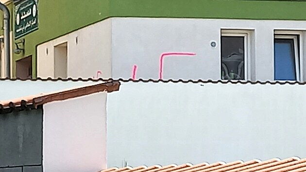 Minim�ln� dva velk� h�kov� k��e a dal�� symboly nasprejoval n�kdo na fas�du modlitebny v�Teplic�ch. (28. b�ezna 2026)