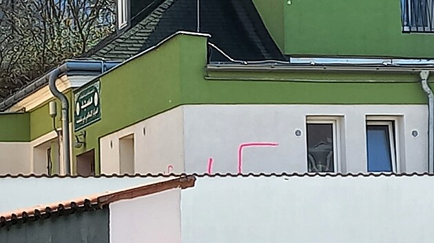 Minim�ln� dva velk� h�kov� k��e a dal�� symboly nasprejoval n�kdo na fas�du modlitebny v�Teplic�ch. (28. b�ezna 2026)