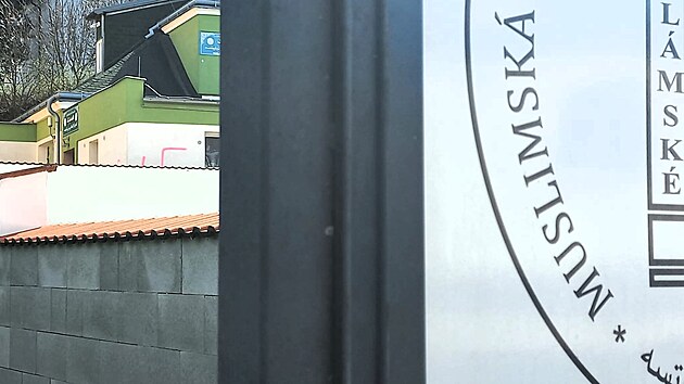 Minim�ln� dva velk� h�kov� k��e a dal�� symboly nasprejoval n�kdo na fas�du modlitebny v�Teplic�ch. (28. b�ezna 2026)