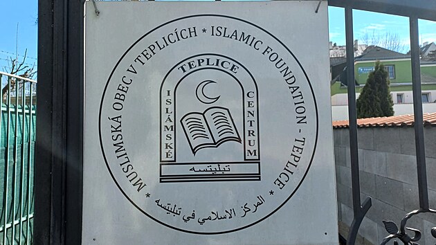 Minim�ln� dva velk� h�kov� k��e a dal�� symboly nasprejoval n�kdo na fas�du modlitebny v�Teplic�ch. P��pad u� vy�et�uj� tepli�t� policist�. Sou��st� �toku na muslimskou obec byla i o dva dny pozd�ji pohozen� slepice bez hlavy na prahu stejn�ho domu. V�Teplic�ch �ije po�etn� muslimsk� komunita. (28. b�ezna 2026)