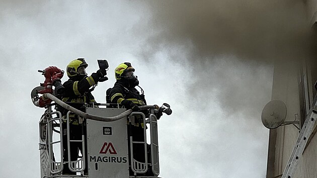 Ve Varnsdorfu hoří patrový dům, hasiči museli rozebrat střechu. Pomáhají i Němci