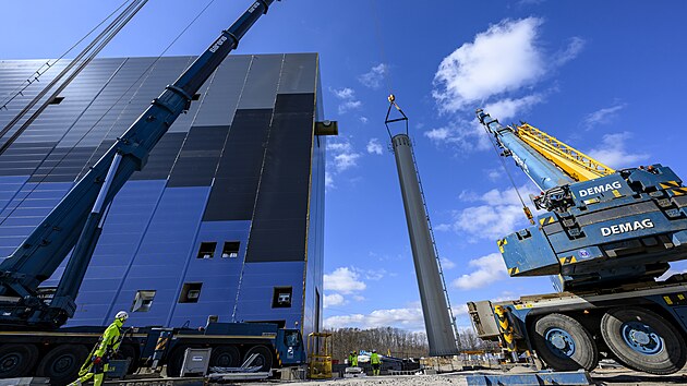 D�ln�ci usazuj� za pomoci je��b� prvn� ze t�� ��st� kom�nu spalovny odpadu spole�nosti United Energy. (27. b�ezna 2026)