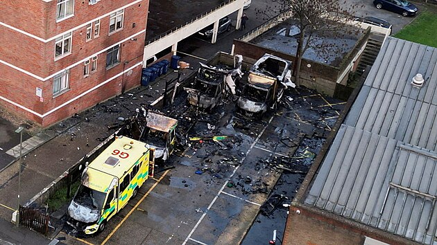 Žháři podpálili v Londýně čtyři sanitky. Šokující antisemitský útok, míní Starmer