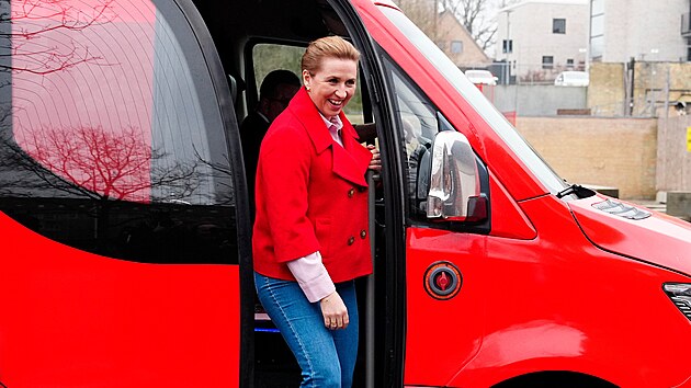 D�nsk� premi�rka Mette Frederiksenov� se v den voleb setkala s voli�i b�hem sv� volebn� kampan� v d�nsk�m Aalborgu. (24. b�ezna 2026)