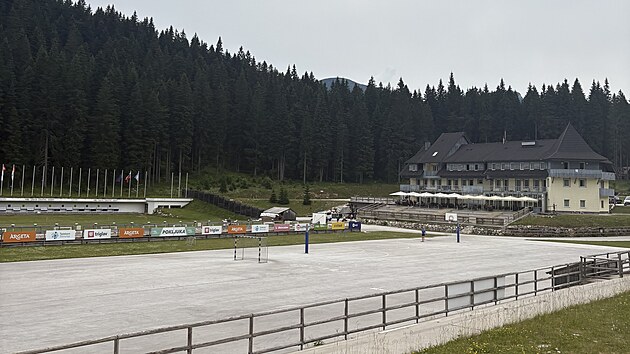 Hotel u biatlonov� st�elnice ve slovinsk�m are�lu Pokljuka.