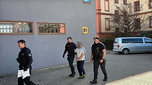 Obvodn� soud pro Prahu 4 rozhodne o vazb� pro mu�e, kter�ho kriminalist� obvinili z vra�dy d�t�te v pra�sk�m Bran�ku. (27. b�ezna 2026)