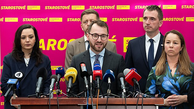 Tiskov� konference poslaneck�ho klubu Starost�. Na sn�mku hovo�� Jan Papajanovsk�. (24. b�ezna 2026)