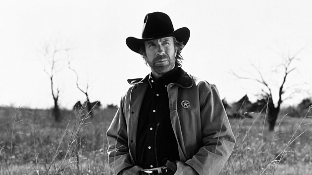 Zem�el legend�rn� americk� herec Chuck Norris, bylo mu 86 let (20. b�ezna 2026)