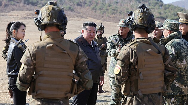 Severokorejsk� v�dce Kim �ong-un si tanky prohl�dl se svou dosp�vaj�c� dcerou. (20. b�ezna 2026)