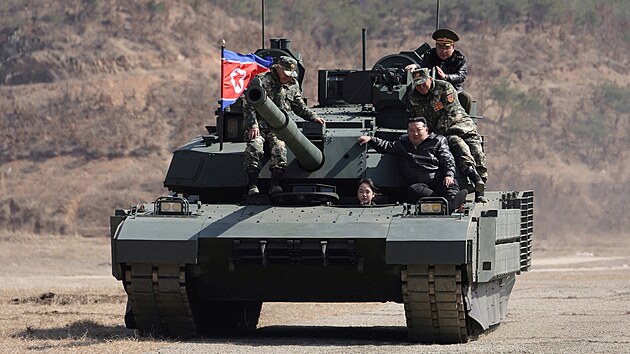 Severokorejsk� v�dce Kim �ong-un si tanky prohl�dl se svou dosp�vaj�c� dcerou, na tanku se i projeli. (20. b�ezna 2026)