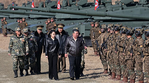 Severokorejsk� v�dce Kim �ong-un si tanky prohl�dl se svou dosp�vaj�c� dcerou, na tanku se pak i projeli. (20. b�ezna 2026)