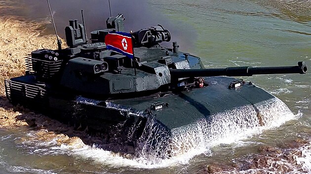 Severokorejsk� v�dce Kim �ong-un p�ihl�el vojensk�mu cvi�en� s nov�mi tanky. (20. b�ezna 2026)