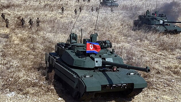 Severokorejsk� v�dce Kim �ong-un p�ihl�el vojensk�mu cvi�en� s nov�mi tanky. (20. b�ezna 2026)