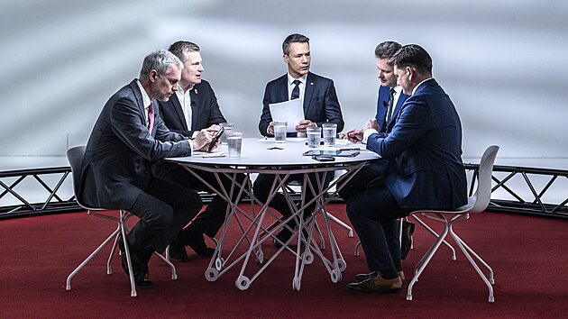 V po�adu Debata �T, kter� nahradil Ot�zky V�clava Moravce, diskutovali m�stop�edseda ANO Radek Vondr��ek, vl�dn� zmocn�nec pro klimatickou politiku a Green Deal Filip Turek (Motorist�), sen�tor a b�val� policejn� prezident Martin �erv��ek (ODS) a p�edseda Pir�t� Zden�k H�ib. Moderace se ujal Martin �ezn��ek. (22. b�ezna. 2026)