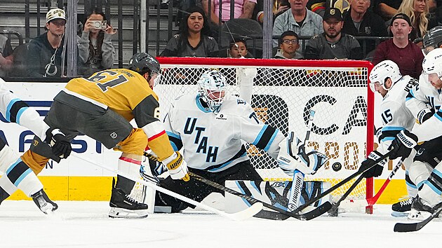 Brank�� Utahu Karel Vejmelka zasahuje v utk�n� NHL proti Vegas.