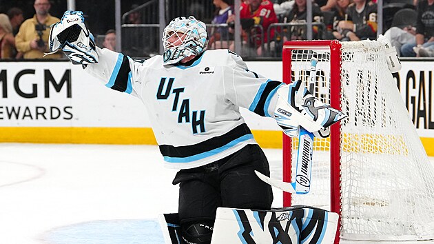Brank�� Utahu Karel Vejmelka zasahuje v utk�n� NHL proti Vegas.
