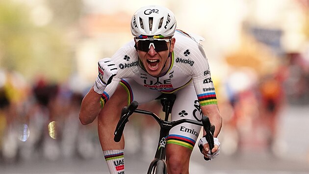 V�t�zn� gesto Tadeje Poga�ara po triumfu na Mil�n�San Remo.