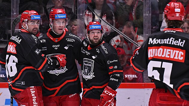 Hráči Hradce Králové ve čtvrtfinálové sérii extraligy proti Třinci.