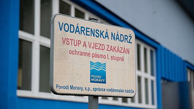 Vodn� d�lo Slu�ovice. B�n� je vstup na p�ehradu zak�zan�, v�jime�n� se pomysln� br�ny otev�raj� ve�ejnosti pouze b�hem Dn� otev�en�ch dve��. (b�ezen 2026)