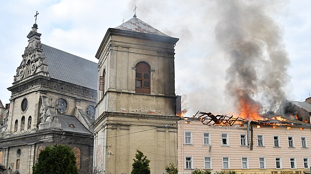 Následky ruského dronového útoku na Lvov, kde poni�ily i kostel svatého Ond�eje...