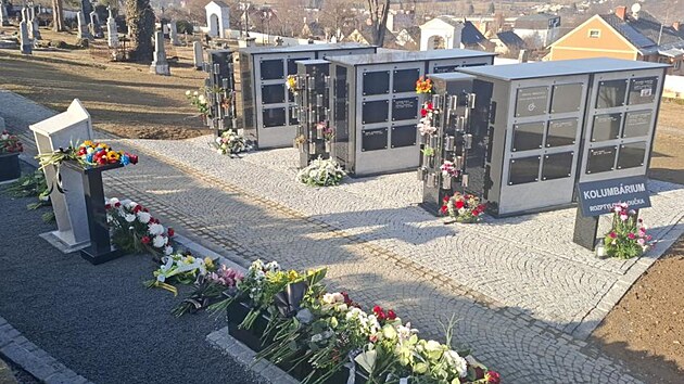 Na h�bitov� ve Vrbn� pod Prad�dem na Brunt�lsku vzniklo nov� kolumb�rium a popt�vka p�ed�ila o�ek�v�n�. (20. b�ezna 2026)