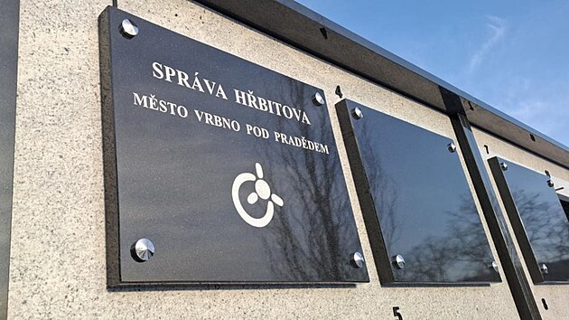 Na h�bitov� ve Vrbn� pod Prad�dem na Brunt�lsku vzniklo nov� kolumb�rium a popt�vka p�ed�ila o�ek�v�n�. (20. b�ezna 2026)