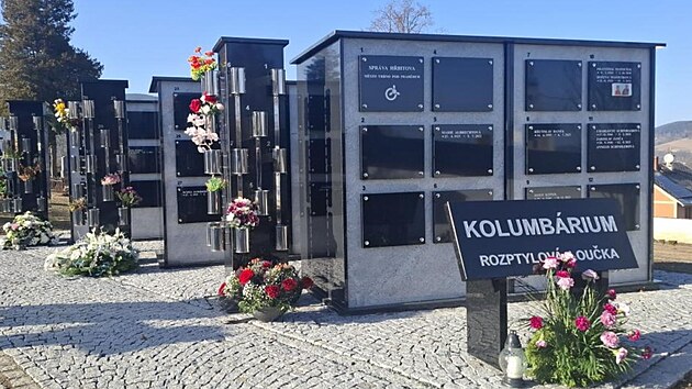 Na h�bitov� ve Vrbn� pod Prad�dem na Brunt�lsku vzniklo nov� kolumb�rium a popt�vka p�ed�ila o�ek�v�n�.
