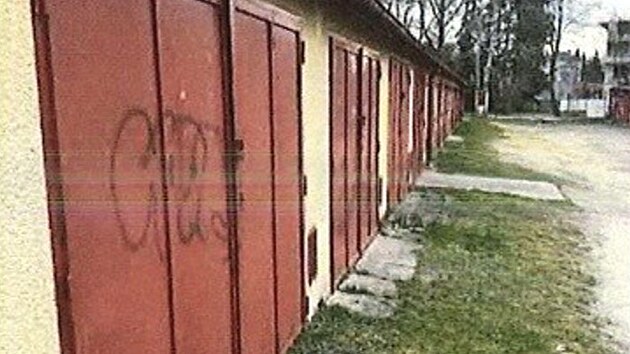 Mu� ven�il sv�ho psa u �adov�ch gar�� v ulici Legion��sk�, kter� d�le navazuje na ulici 17. listopadu.