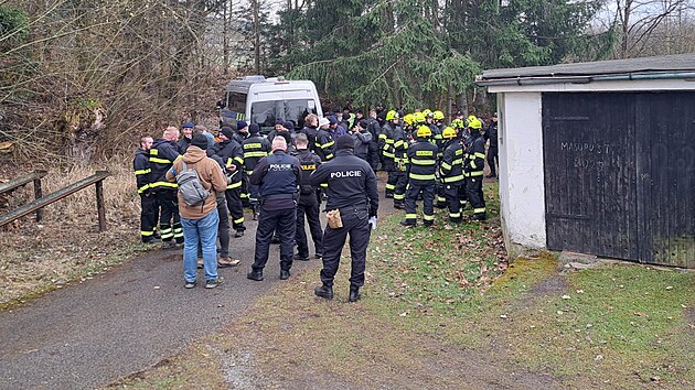 Do p�tr�n� po poh�e�ovan� �en� se ve �tvrtek zapojily des�tky hasi�� a policist�. (26. b�ezna 2026) 