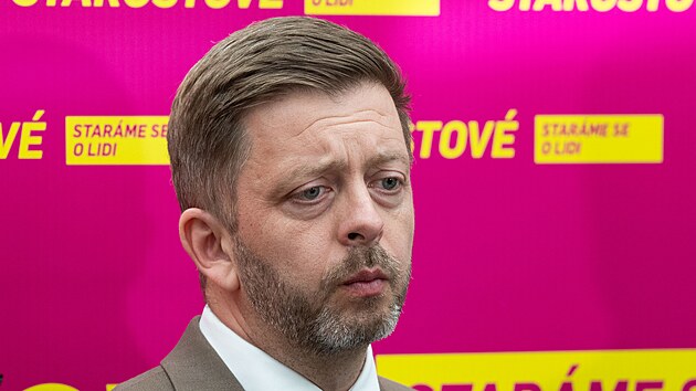 P�edseda hnut� STAN V�t Raku�an na tiskov� konferenci ve Sn�movn� (24. b�ezna 2026)