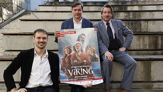 Robin Schenk (vlevo) je skladatel, zp�v�k, kytarista i herec. Petr �t�p�n (uprost�ed) exceluje na prknech M�stsk�ho divadla Brno (MdB), v televizi i filmu, p�e hry a na JAMU u�� muzik�lov� herectv�. Miroslav Ondra je dramaturgem MdB, hraje se souborem Buranteatr a u�� na JAMU. Spole�n� stvo�ili vele�sp�n� muzik�l Dev�t k��� a nyn� i ViK!NG.