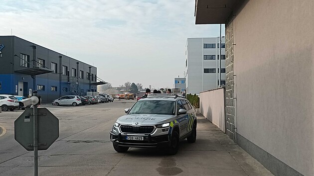 V pr�myslov� z�n� v Pardubic�ch ho�ela nad r�nem skladovac� hala, ze kter� se po��r roz���il na sousedn� administrativn� budovu. (20. b�ezna 2026)