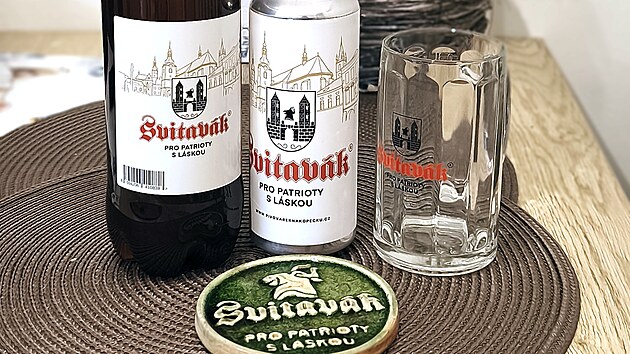 Svitav�k se krom� sud� st��� tak� do PET lahv� a plechovek.