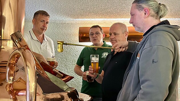 Sl�dek Ji�� Karl�k (v zelen�m triku) ukazuje veden� m�sta prvn� uva�enou v�rku znovuzrozen�ho piva Svitav�k.