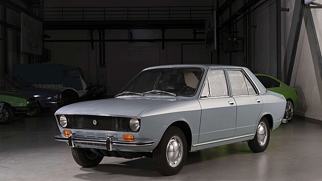 �koda 720 (1971): Prototyp st�edn� t��dy �koda 720 m�l motor vp�edu a zadn� pohon. Design navrhl slavn� Giorgetto Giugiaro, d�ky �emu� p�sob� elegantn� i dnes. Prvn� prototyp dokon�en� v roce 1969 p�edstavoval modern� vizi zna�ky.