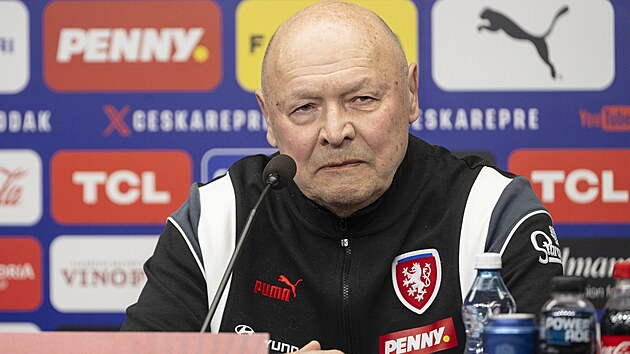 Miroslav Koubek, tren�r �esk� reprezentace, na tiskov� konferenci p�ed...