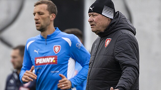 Miroslav Koubek, kou� �esk� reprezentace, a z�lo�n�k Tom� Sou�ek na tr�ninku...