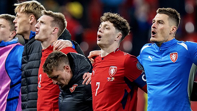 �e�tí fotbalisté po semifinále bará�e proti Irsku se radují s fanou�ky. Zprava:...