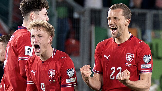 Tom� Sou�ek (vpravo) a Adam Karabec se raduj� z b�hem penaltov�ho rozst�elu v...