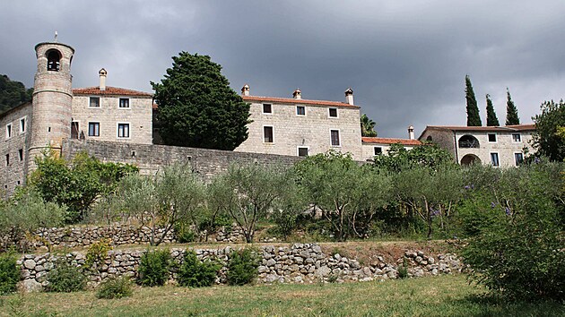 Vysoko nad centrem Budvy se schov�v� monast�r Podostrog. Ten drtiv� v�t�ina infomateri�l� a encyklopedi� chybn� uv�d� jako kl�ter Podmaine.