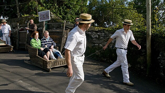 Na Madei�e m��ete i �s��kovat�. Ve m�st� Funchal se vezete v prout�n�m ko�i, p��mo z kopce Monte. Se�up dol� do m�sta trv� asi deset minut a dosahujete p�i n�m a� �ty�icetikilometrov� rychlosti.