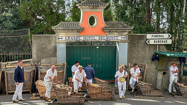 Na Madei�e m��ete i �s��kovat�. Ve m�st� Funchal se vezete v prout�n�m ko�i, p��mo z kopce Monte. Se�up dol� do m�sta trv� asi deset minut a dosahujete p�i n�m a� �ty�icetikilometrov� rychlosti.