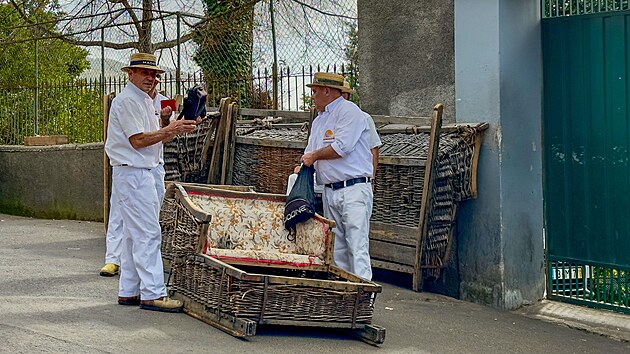 Na Madei�e m��ete i �s��kovat�. Ve m�st� Funchal se vezete v prout�n�m ko�i, p��mo z kopce Monte. Celou dobu na v�s d�vaj� pozor zku�en� �idi�i, carreiros.