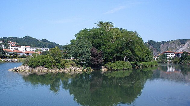 Ba�ant� ostrov le�� mezi francouzsk�m m�stem Hendaye a �pan�lsk�m Irunem. Nach�z� se na �ece Bidasoa, kter� �st� do Biskajsk�ho z�livu.